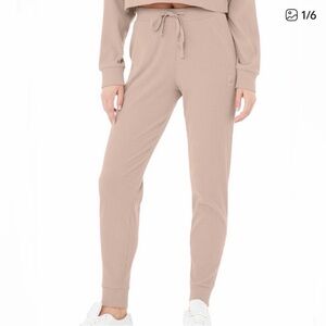 Perfect condition Alo Yoga Muse Sweatpants in Dusty Rose XXS